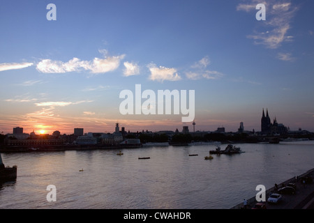 Cologne, la promenade du Rhin dans la soirée Banque D'Images