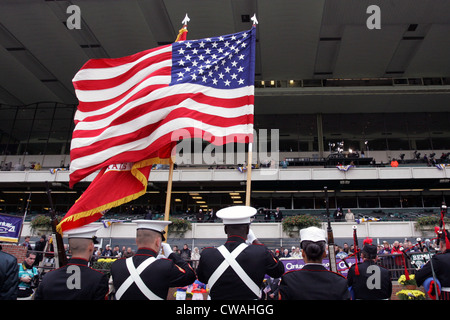 New York, les soldats tenant le drapeau national de l'United States Banque D'Images