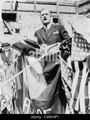Gov. Franklin Roosevelt s'exprimant lors de cérémonie pour l'Union Terminal de fret du Port of New York Authority Banque D'Images