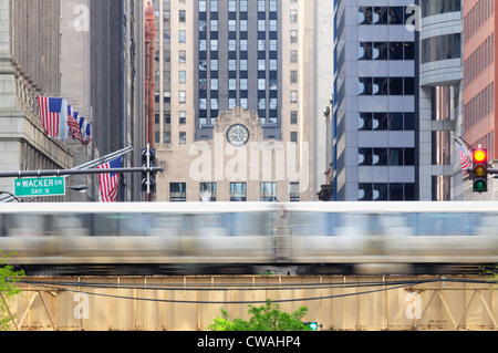 Chicago, Illinois, États-Unis. Le train CTA Green Line est strié sur la structure surélevée de Lake Street LaSalle Street Chicago Board of Trade Building. Banque D'Images