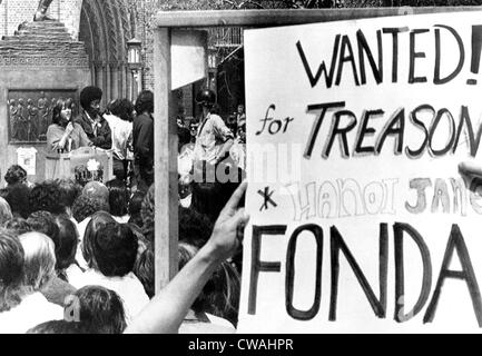 Jane Fonda (à gauche), les étudiants titulaires d'anti-Jane Fonda' signe alors que Fonda s'adresse aux élèves sur le campus de l'Université du sud de Banque D'Images
