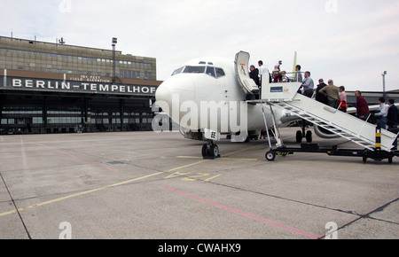 Berlin, les voyageurs à bord d'un avion à l'aéroport Berlin Tempelhof Banque D'Images