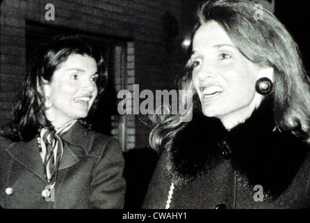 Jacqueline Kennedy Onassis et sa soeur Lee Radziwell en 1975. Avec la permission de la CSU : Archives / Everett Collection Banque D'Images