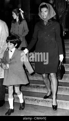 John F. Kennedy Jr. (avec un bras cassé), Caroline Kennedy, Jacqueline Kennedy, laissant saint Thomas More R.C. Church, New York, Banque D'Images