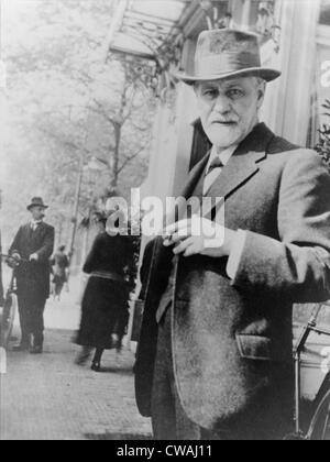 Sigmund Freud (1856-1939), debout sur le trottoir en dehors de La Haye, Pays-Bas, 1920. Banque D'Images