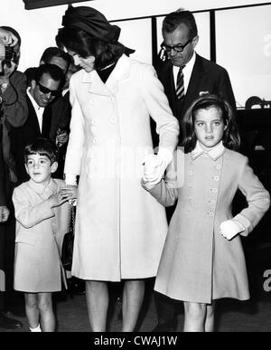 John F. Kennedy Jr., Jacqueline Kennedy, et Caroline Kennedy dans l'aéroport international John F. Kennedy, New York, le 12 mai Banque D'Images