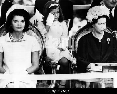 L'ancienne Première Dame Jacqueline Kennedy, Caroline Kennedy, La Reine Elizabeth II, au cours de cérémonies de dédicace en mémoire de feu Banque D'Images