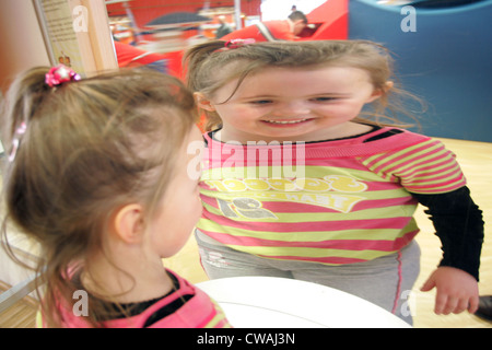 Zingst, un enfant dans un miroir déformant Banque D'Images