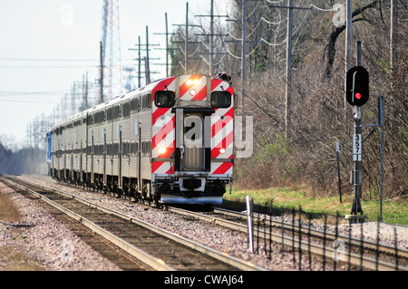 Genève, Illinois, USA. Un train de banlieue Metra en direction de Chicago. Banque D'Images