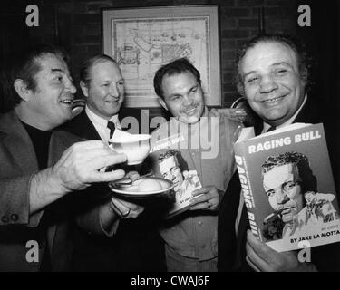 Rocky Graziano, Billy Graham, Carlos Ortiz, et Jake LaMotta (à droite), l'occasion de la publication de l'ouvrage de LaMotta. New York, Banque D'Images