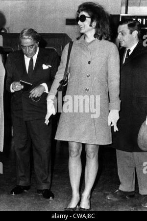 Aristote Onassis (à gauche), l'ancienne Première Dame Jacqueline Kennedy Onassis (centre), d'arriver à Londres, en Angleterre. 14 novembre 1968. Banque D'Images