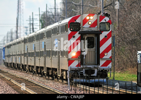 Genève, Illinois, USA. Un train de banlieue Metra en direction de Chicago. Banque D'Images