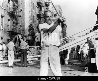 WEST SIDE STORY, chorégraphe et co-directeur Jerome Robbins, on set, 1961.. Avec la permission de la CSU : Archives / Everett Collection Banque D'Images