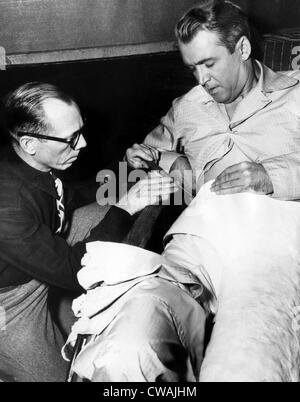 Homme de loi Prop vis Pras James Stewart dans un plâtre sur l'ensemble de 'REAR, d'Alfred Hitchcock fenêtre', 1954. Archives de la CSU Banque D'Images