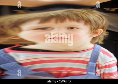 Zingst, un enfant dans un miroir déformant Banque D'Images