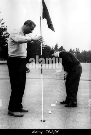 Joe DiMaggio et son fils, Joe Jr., jouer au golf à San Francisco, 1956. Avec la permission de : Archives CSU/Everett Collection Banque D'Images