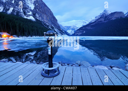 Jumelles surplombant le lac Louise vers le mont Victoria, Banff National Park, Alberta, Canada Banque D'Images