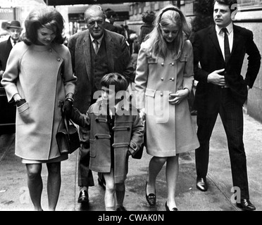 Jacqueline Kennedy, Randolph Churchill, John F. Kennedy Jr., Annabella Churchill, Andrew Carr, à New York. Avec la permission des Archives / CSU : Banque D'Images