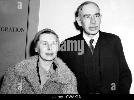 John Maynard Keynes & femme. L'économiste arrive à Paris, 5/8/41. Avec la permission de la CSU : Archives / Everett Collection Banque D'Images