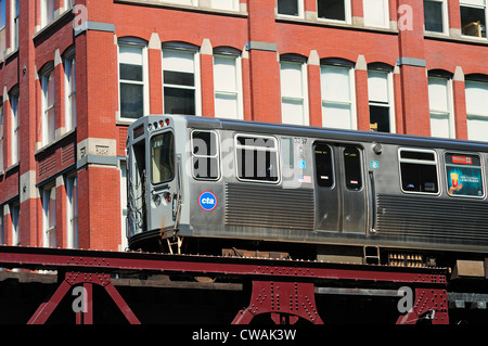 Du train sur Wabash Avenue à Chicago's célèbre boucle. Chicago, Illinois, USA. Banque D'Images