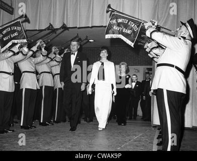 John F. Kennedy (à gauche du centre), Jackie Kennedy (centre), passer entre les rangées de trompettistes de la U.S. Navy Band qu'ils arrivent Banque D'Images