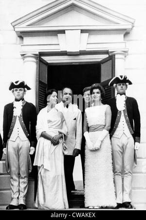 L-r, centre quatre : le Pakistan Président Mohammed Ayub Khan, sa fille Nasir Begum Akhtar Aurangzeb, le président des États-Unis Banque D'Images