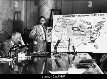 Le sénateur Joseph McCarthy témoigne devant le Sénat à l'Army-McCarthy audiences. L'avocat de l'Armée de Joseph N. Welch est assis à côté de Banque D'Images