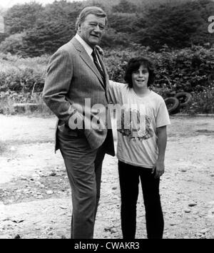 MCQ, John Wayne (à gauche), avec son fils John Ethan Wayne, on set, 1974.. Avec la permission de la CSU : Archives / Everett Collection Banque D'Images