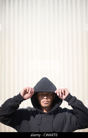 Portrait d'un homme portant un haut à capuchon Banque D'Images