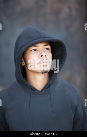 Portrait d'un homme portant un haut à capuchon Banque D'Images