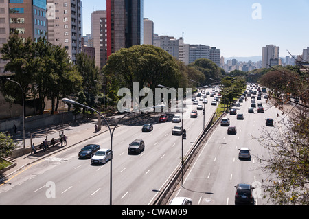 Le trafic sur l'avenue 23 mai ville de sao paulo Banque D'Images