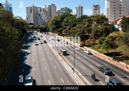 Le trafic sur l'avenue 23 mai ville de sao paulo Banque D'Images