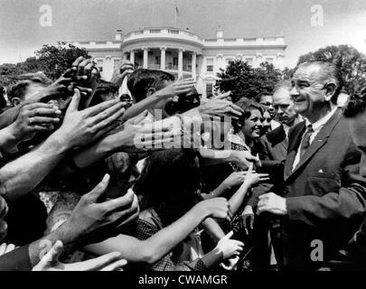 Le Président Lyndon B. Johnson accueille une partie des 9 000 jeunes hommes et femmes travaillant à Washington comme stagiaires d'au gouvernement Banque D'Images