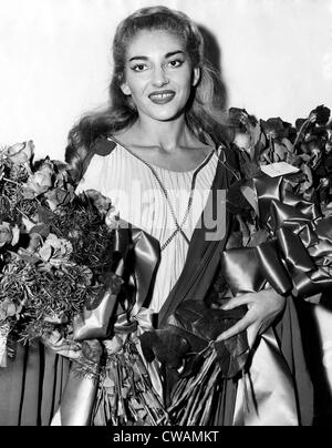 Maria Callas reçoit des fleurs après sa performance dans 'Norma' au Lyric Opera Company de Chicago, 1954. Avec la permission de : CSU Banque D'Images