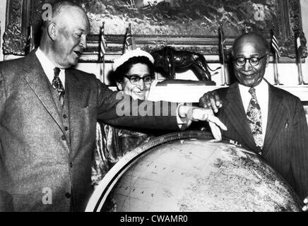 Au cours d'une visite à la Maison Blanche, Explorer Matt Henson le président Eisenhower aide à localiser l'endroit sur un globe où il atteint Banque D'Images