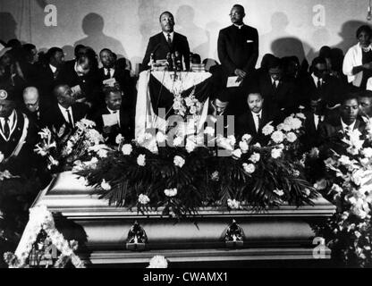 Martin Luther King (centre, debout), donnant un éloge pour Jimmie Lee Jackson à un service funèbre de Marion, Illinois, Banque D'Images