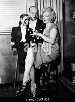 Edgar Bergen (centre), et Marilyn Monroe (droite), converse avec ventriloque Charlie factice MaCarthy (gauche), 1952. Avec la permission de : Banque D'Images