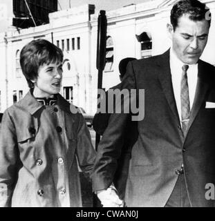 Marina Oswald Porter et Kenneth Porter sur leur chemin à un jury d'audition à la Nouvelle-Orléans. Le grand jury était une enquête sur la Banque D'Images