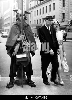 Moondog (aka Louis Hardin) dans les rues de New York, le 11 septembre 1963. Avec la permission de la CSU : Archives / Everett Collection Banque D'Images