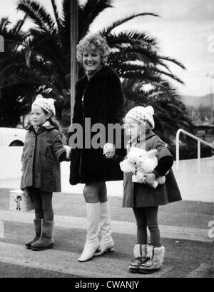 Petula Clark avec ses enfants sur la côte d'Azur, 1968. Avec la permission de : Archives CSU/Everett Collection Banque D'Images