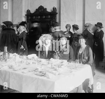 Première Dame Florence Harding (1860-1924), lors d'un déjeuner avec sa meilleure amie, Evalyn Walsh McLean, héritière et épouse d'Edward Banque D'Images