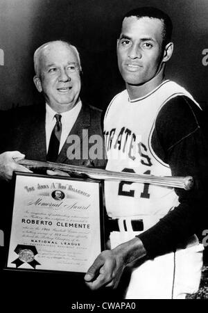 Ligue nationale Le Président Warren Giles présente champion frappeur Roberto Clemente de les Pirates de Pittsburgh avec une médaille d'bat Banque D'Images