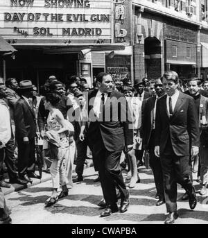 New York, le sénateur Robert Kennedy (à droite), marcher dans la procession en l'honneur des droits civiques est le Dr Martin Banque D'Images