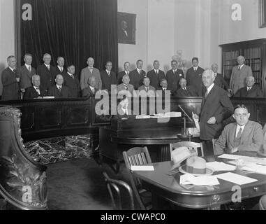 Andrew Mellon (1855-1937), secrétaire du Trésor, devant la maison du comité des voies et moyens le 19 octobre 1925. Banque D'Images