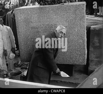 Andrew Mellon (1855-1937), secrétaire du Trésor, pierre angulaire de l'administration fiscale portant sur l'immeuble le 20 mai, 1929. Banque D'Images