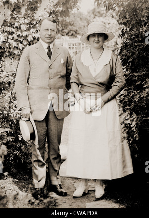 James M. Cox (1870-1957), gouverneur démocrate de l'Ohio, pose avec sa femme, au cours de sa campagne présidentielle en 1920. Banque D'Images