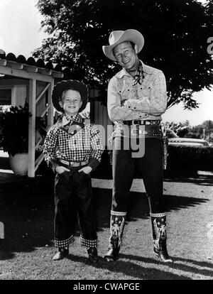 Roy 'Dusty' Rogers Jr., et son père, Roy Rogers, vers 1955. Avec la permission de : Archives CSU/Everett Collection Banque D'Images