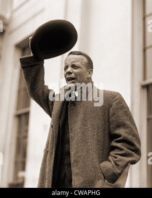 Theodore Roosevelt Jr (1887-1944), de l'accueil des journalistes avec un grand sourire alors qu'il brandit son chapeau. Il lui arrivait parfois d'imiter sa Banque D'Images