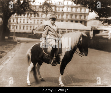 Archie Roosevelt (1894-1979), le quatrième enfant du président Theodore Roosevelt et de sa seconde épouse, Edith, sur un poney, Banque D'Images