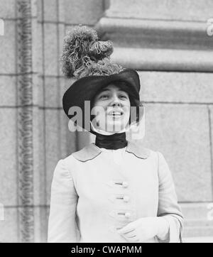 Evelyn Nesbit Thaw (1884-1967), souriant tout en se posant pour les photographes lors de son mari, Harry du dégel, procès pour meurtre. Nesbit Banque D'Images